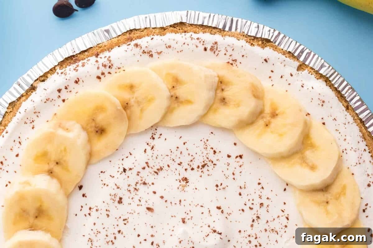 Close up on a no-bake pie topped with sliced bananas.