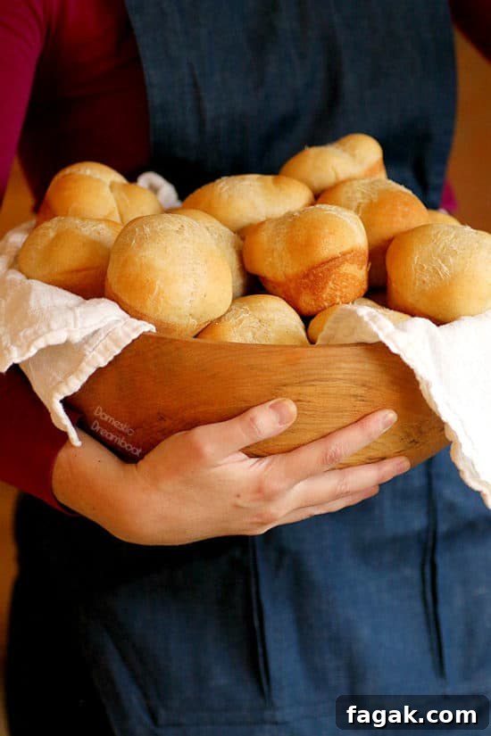Homemade Dinner Rolls - Domestic Dreamboat #buns #rolls #bread