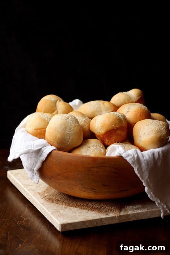 Homemade Dinner Rolls - Domestic Dreamboat #buns #rolls #bread
