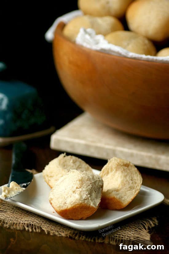 Homemade Dinner Rolls - Domestic Dreamboat #buns #rolls #bread
