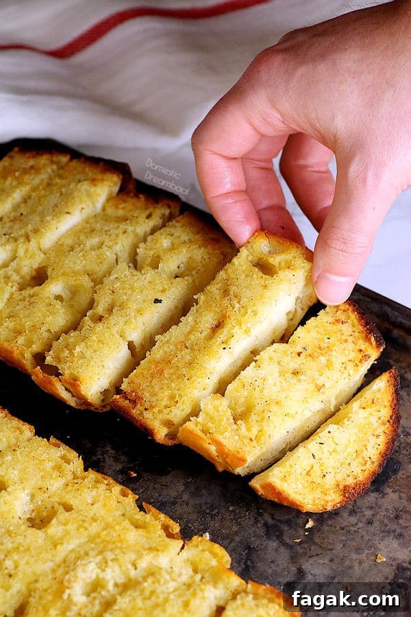 Best Ever Garlic Bread - Domestic Dreamboat #garlicbread #vegetarian #garlic