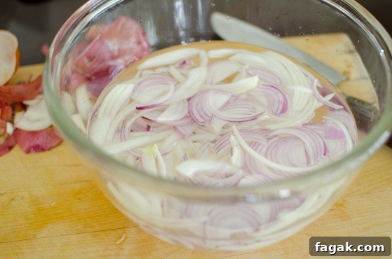 Soak the onion in cold water to get rid of spiciness and crisp up.