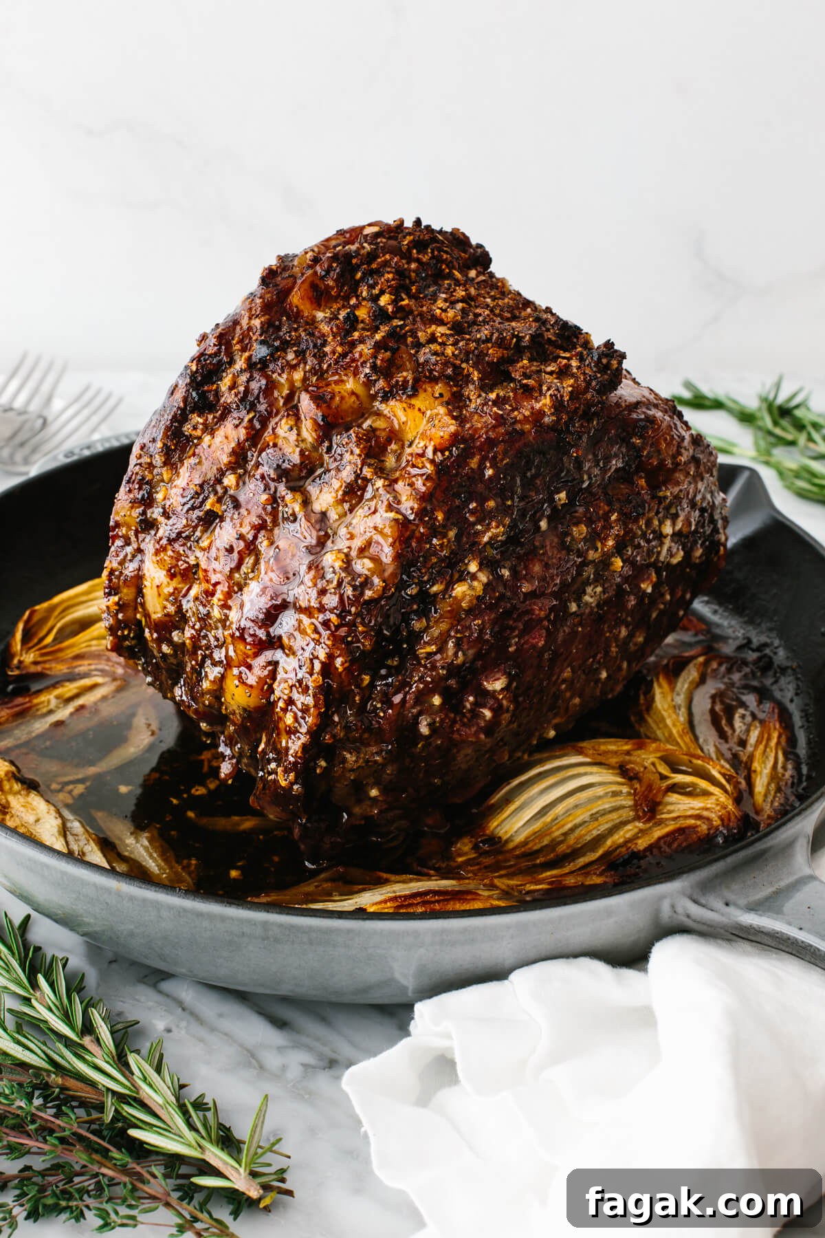 Cooked prime rib in a pan.